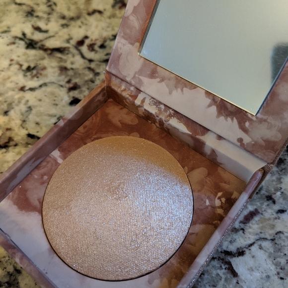 Assorted Makeup - Picture 4 of 6